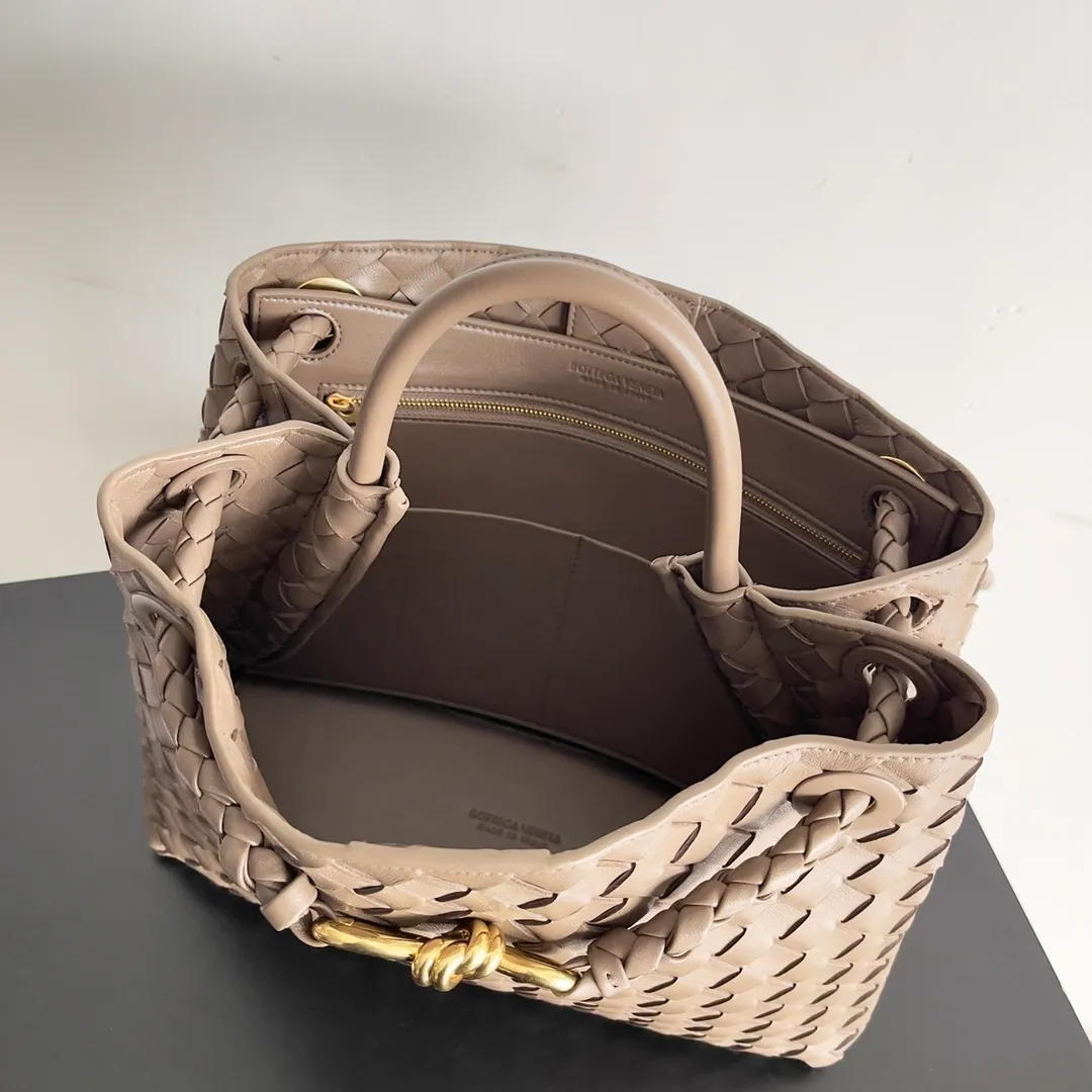 The 2023 new Andiamo batch of 2260 BV has been shipped‼ ️Really popular🔥The new Andiamo woven handbag launched by Bottega Veneta this season is really popular all over the world! ! Celebrities at home and abroad have worn it, and Oscar-winning actress Michelle Yeoh has taken it out on the street. Song Jia, Trai Yara, Yu Feihong, Sanji Ayaka, Rosie Hunting-Whiteley, Yoshioka Riho, etc. have all picked up this bag. It is classic and versatile, showing off its temperament, and the bag capacity is also large, which is very convenient for daily commuting! ! A variety of carrying methods, the shoulder straps can be adjusted by yourself, the original lambskin feels soft and delicate, and the unisex style breaks the gender boundaries and brings a more practical and long-lasting use experience. Andiamo, which has both elegant and casual styles, perfectly interprets the true appearance of "fashionable old money style". Style number: 743572 Size: 32*24*12